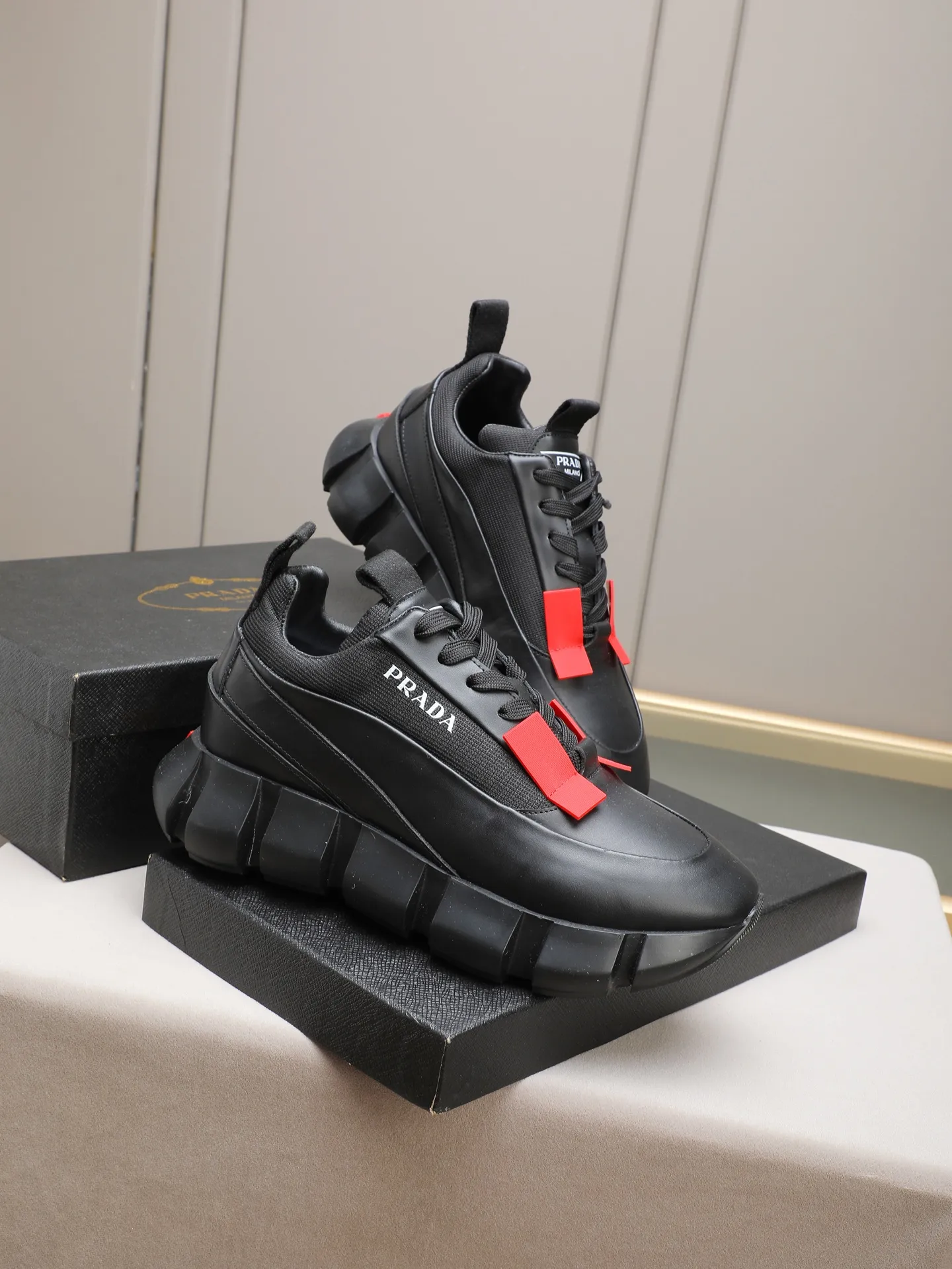 PP500 PRADA/Prada men's lace-up casual sports shoes, the upper is made of imported first-layer calfskin, soft, comfortable and breathable ➕ washed sheepskin lining! The tongue is decorated with the PRADA brand letter logo. The rubber thick sole echoes the red label tongue. The style is fashionable and elegant. The details are carefully crafted. A casual sports shoe with a super western style and excellent breathability!  Size: 38-44 (45 46 customized)